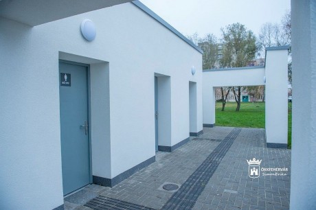 Megrongálták az Iparcikk Piac melletti nyilvános illemhelyet